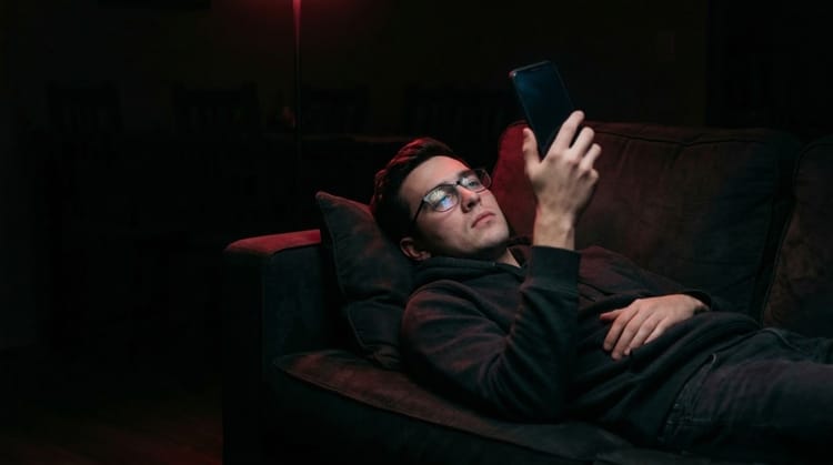 Breadcrumbing on Dating Apps: How It Looks Different on Hinge, Bumble, and Tinder